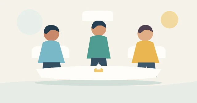 Mediadora facilitando una conversación entre dos personas en una mesa